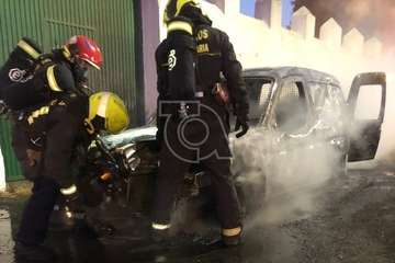 Un vehículo robado queda totalmente calcinado en el pueblo de Jinámar (Telde)/TA.